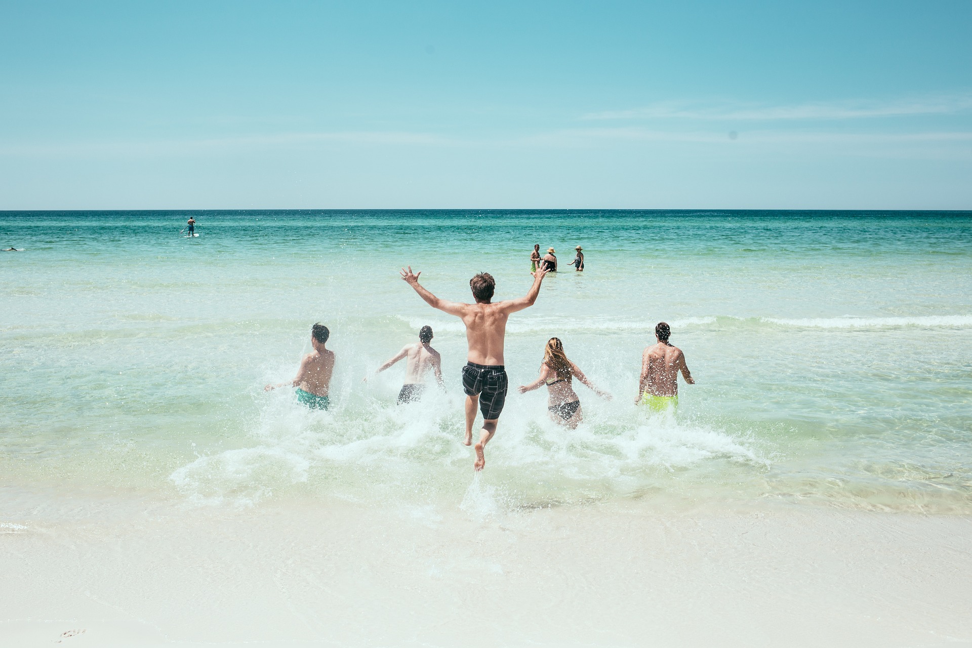 Clubs de playa: relájese en uno de los muchos clubes de playa a lo largo de la costa de Kyrenia, como Camelot Beach Club y Shayna Beach Club. Disfruta del sol, el mar y la arena con estilo.