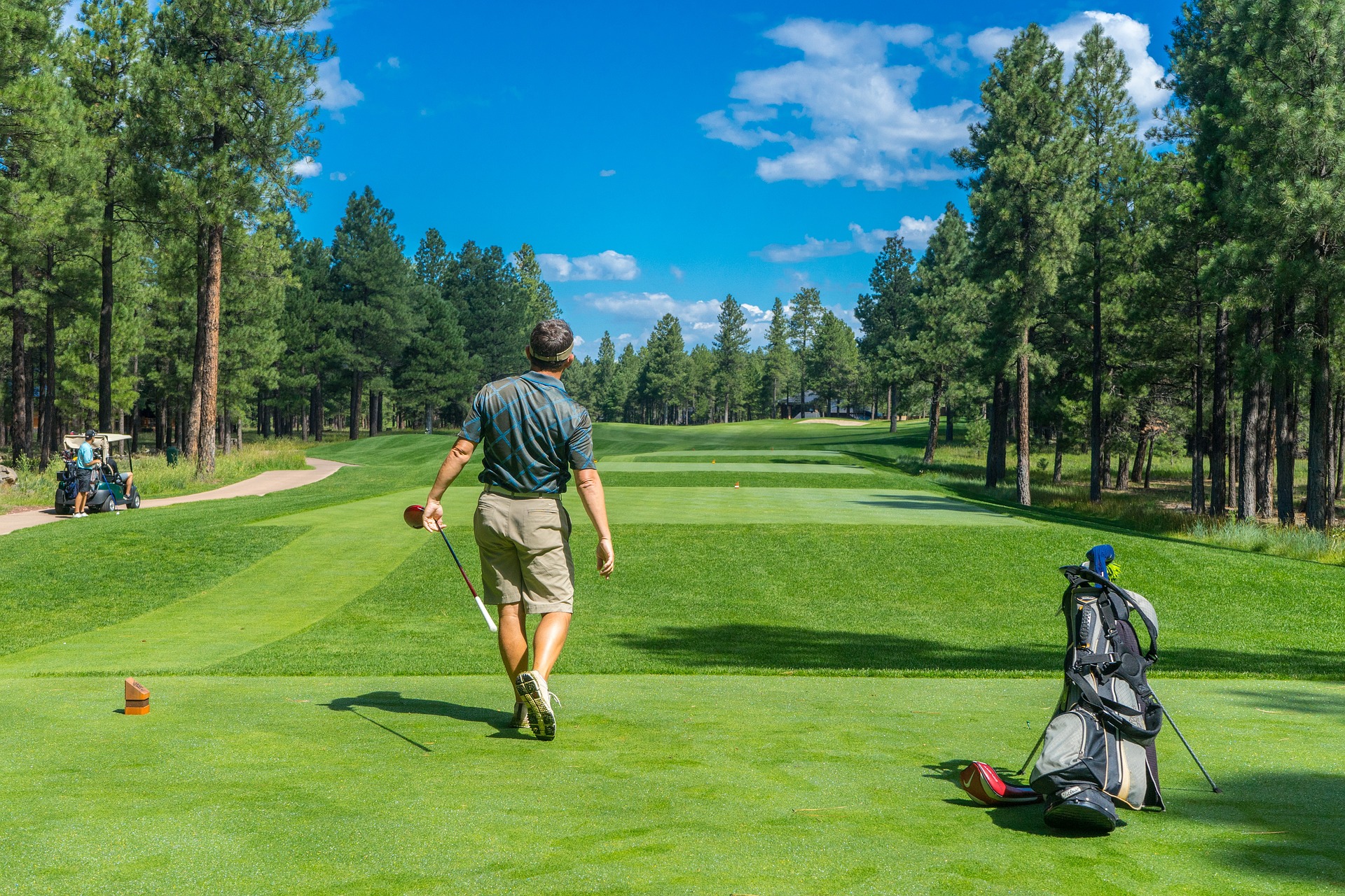 Играйте в Korineum Golf & Resort в Эсентепе, Кирения. 18-луночное чемпионское поле расположено на фоне Средиземного моря.