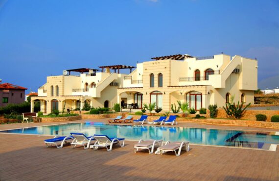Vítejte v The Residence, kde se váš vysněný dům na Severním Kypru stane skutečností. Tento projekt zasazený v srdci Bahceli představuje skvělou sbírku 25 nemovitostí, včetně jednotek 1+1 a řadových domů 2+1. Čeká na vás útočiště klidu a luxusu. Ponořte se do podstaty The Residence, kde upravené zahrady, společný bazén a relaxační zóny harmonicky koexistují a poskytují vám úchvatné výhledy na moře a hory, které ztělesňují samotnou podstatu života na Severním Kypru. Vyberte si velikost, která vyhovuje vašim preferencím: Jednotky 1+1: 60 m2 Řadové domy 2+1: 100 m2 Vaše pohodlí je prvořadé. Soukromé parkoviště je snadno dostupné, takže vaše každodenní potřeby budou bez námahy splněny. Při převodu vlastnictví očekávejte výjimečnou kvalitu. Od porcelánových podlah uvnitř i vně po venkovní mramorová schodiště a dřevěná vnitřní schodiště, každý detail hovoří o vytříbeném řemeslném zpracování. Hliníková okna s dvojitým zasklením zdobí vnitřní dveře, zatímco centrální skladovací a čerpací systémy na místě zaručují praktičnost. Každý dům má střešní zásobník vody, solární panely a ponorný ohřívač vody pro udržitelný život. Instalatérství je zahrnuto pro vaše pohodlí. Kuchyně je mistrovským dílem a může se pochlubit jednotkami z borovicového nebo MDF profilu s laminovanou pracovní deskou a dřezem z nerezové oceli. Zatímco myčka, trouba/sporák a digestoř nejsou součástí standardního balení, předinstalované satelitní a internetové systémy spolu s TV a telefonními přípojkami poskytují moderní konektivitu. Odpočiňte si v objetí zařízení Residence, včetně společného bazénu, upravených zahrad a relaxačních zón. Využijte této příležitosti a vlastnit svůj kousek ráje Severního Kypru v The Residence!