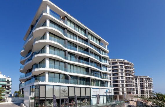Odkryj uosobienie luksusu w Carrington 22, niezwykłym kompleksie mieszkalnym położonym w sercu Kyrenii na Cyprze Północnym. Ten wyjątkowy projekt obejmuje kolekcję 38 mieszkań rozmieszczonych na 6 piętrach, oferujących apartamenty 1+1 i 2+1, penthouse'y i lokale komercyjne. Zanurz się w uroku Carrington 22, prestiżowego adresu, który wyznacza nowe standardy luksusu. Ten bogaty kompleks jest świadectwem wyrafinowanego życia, oferując apartamenty i penthouse'y zaprojektowane tak, aby urzekać zmysły. Każda jednostka jest ucieleśnieniem nowoczesnego wyrafinowania, starannie zaprojektowana, aby zapewnić komfortowy i wystawny styl życia. Położony zaledwie kilka minut od lokalnych atrakcji hotel Carrington 22 oferuje łatwy dostęp do licznych sklepów, supermarketów, restauracji i barów. Kompleks cieszy się wyjątkową lokalizacją na szczycie wzgórza w sercu Kyrenii, zaledwie 1 km od lśniącego Morza Śródziemnego. Wszystkie rezydencje są skąpane w słońcu przez cały dzień i oferują zapierające dech w piersiach widoki na morze i góry. Słynny Uniwersytet Amerykański w Kyrenia, na którym studiuje około 20 000 studentów, znajduje się zaledwie 900 metrów od hotelu, co czyni go idealnym wyborem zarówno dla studentów, jak i osób pracujących. Ta strategiczna lokalizacja zapewnia bliskość wszystkich lokalnych atrakcji, zapewniając jednocześnie spokojne otoczenie dla współczesnego życia. Przeżyj najlepsze połączenie luksusu, wygody i zapierających dech w piersiach widoków w Carrington 22. Zainwestuj w styl życia, który naprawdę definiuje bogactwo na Cyprze Północnym.