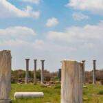 Geschiedenis van het eiland Cyprus: een reis door millennia - Het vroegste bewijs van menselijke aanwezigheid op Cyprus dateert van rond 9700 v.Chr. De eerste bewoners waren jager-verzamelaars, en van 8500 tot 7000 vGT markeerde de pre-keramische neolithische periode de opkomst van gevestigde gemeenschappen. Het dorp Khirokitia, daterend uit het 6e millennium voor Christus, is een van de best bewaarde neolithische vindplaatsen. De ronde huizen, die op bijenkorven leken, waren omgeven door verdedigingsmuren en boden een kijkje in het vroege sedentaire leven.