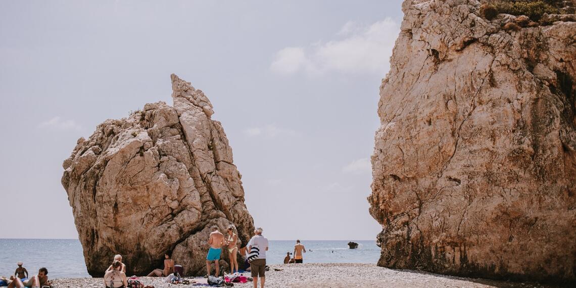 Kuzey Kıbrıs gayrimenkul yatırımınızda takdir mi, yoksa kişisel kullanıma yönelik bir tatil evi mi? Kira Geliri: Eğer öncelikli hedefiniz Kuzey Kıbrıs'ta gayrimenkul yatırımınız yoluyla kira geliri elde etmekse, turist trafiğinin yoğun olduğu veya büyüyen yabancı topluluğun bulunduğu bölgelere öncelik verin. Yatırımınızın potansiyel getirisini anlamak için farklı bölgelerdeki ortalama kira getirilerini araştırın. Sermaye Takdiri: Kuzey Kıbrıs emlak piyasasında uzun vadeli sermaye kazancı arayan yatırımcılar için, devam eden geliştirme projeleri olan veya sınırlı arazi kullanılabilirliği olan alanları göz önünde bulundurun. İskele gibi gelecek vaat eden bölgeler veya Girne gibi sahil kenarında sınırlı mülkün bulunduğu alanlar uygun seçimler olabilir. Tatil Evi: Gayrimenkulü kişisel tatil amaçlı kullanmayı planlıyorsanız Kuzey Kıbrıs gayrimenkul yatırımınızda yaşam tarzı tercihlerinize uygun lokasyonlara öncelik verin. Girne veya İskele'deki sahil kenarındaki mülkler denize kolay erişim imkanı sunarken, Lapta doğanın ortasında huzurlu bir kaçış imkanı sunuyor. Kararınızı verirken olanaklara ve istediğiniz aktivitelere yakınlığı göz önünde bulundurun. Bütçe: Kuzey Kıbrıs'ta emlak fiyatları bölgeye, mülk tipine ve olanaklara yakınlığa bağlı olarak değişmektedir. Bütçenizi belirlerken gayrimenkul yatırımıyla ilgili yasal ücretler, vergiler ve bakım gibi ek maliyetleri de hesaba kattığınızdan emin olun. Yasal ve Düzenleyici Hususlar: Kuzey Kıbrıs'ın kendine özgü bir siyasi durumu vardır. Herhangi bir yatırım kararı vermeden önce yasal ve düzenleyici çerçeveyi anlamak için kapsamlı bir araştırma yapmak ve Kuzey Kıbrıs emlak konusunda uzmanlaşmış nitelikli bir avukata danışmak çok önemlidir. Kuzey Kıbrıs'taki Gayrimenkul Yatırımınız İçin Durum Tespiti Yapmak (H2) Kuzey Kıbrıs'taki gayrimenkul yatırımınızı tamamlamadan önce, kapsamlı bir durum tespiti yapmak önemlidir. İşte bazı önemli adımlar: Mülkü Araştırın: Yasal tapu, arazi mülkiyeti ve ödenmemiş borçlar veya kısıtlamalar dahil olmak üzere ayrıntılı bir mülk raporu edinin. Mülkün kayıtlı olduğundan ve yerel düzenlemelere uygun olduğundan emin olun. Saygın Bir Avukat Tutun: Kuzey Kıbrıs emlak konusunda uzmanlaşmış bir avukattan hukuki danışmanlık alın. Yasal süreç boyunca size rehberlik edebilir, uygun dokümantasyonu sağlayabilir ve olası endişelerinizi giderebilirler. Mülk Yönetimini Düşünün: Kira geliri elde etmeyi planlıyorsanız, profesyonel bir mülk yönetimi şirketiyle çalışmayı düşünün. Kiracı ilişkilerini, bakım sorunlarını ve kira tahsilatını yöneterek sizi günlük yönetim sorumluluklarından kurtarabilirler. Vergileri ve Devam Eden Maliyetleri Anlayın: Kuzey Kıbrıs'ta gayrimenkul sahibi olmakla ilgili emlak vergilerini, bakım ücretlerini ve diğer devam eden maliyetleri araştırın. Bu maliyetleri yatırım hesaplamalarınıza dahil edin. Sonuç: Kuzey Kıbrıs'ta Gayrimenkul Yatırımı Potansiyelinin Ortaya Çıkarılması (H2) Kuzey Kıbrıs, elverişli iklimi, gelişen turizm endüstrisi, gelişen ekonomisi ve karşılanabilirliği ile gayrimenkul yatırımcıları için ilgi çekici bir teklif sunmaktadır. Her bölgenin kendine özgü tekliflerini anlayıp bunları yatırım hedeflerinizle uyumlu hale getirerek Kuzey Kıbrıs'taki emlak yolculuğunuz için stratejik bir karar verebilirsiniz. Kapsamlı bir durum tespiti yapın, profesyonel tavsiye alın ve bu gelişen destinasyonun sahip olduğu potansiyeli benimseyin! Bu kapsamlı rehber, Kuzey Kıbrıs'taki gayrimenkul yatırımı araştırmalarınız için güçlü bir temel sağlar. Uluslararası yatırımlar konusunda uzmanlaşmış kalifiye bir mali müşavirle görüşmenin, özel koşullarınıza göre kişiselleştirilmiş rehberlik sunabileceğini unutmayın. Dikkatli planlama ve bilinçli karar verme ile Kuzey Kıbrıs emlak piyasasında sizi bekleyen heyecan verici olanakların kilidini açabilirsiniz.