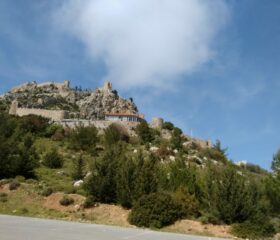 Величественият замък Свети Иларион: Историческо бижу в Северен Кипър