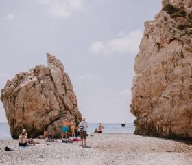Kuzey Kıbrıs gayrimenkul yatırımınızda takdir mi, yoksa kişisel kullanıma yönelik bir tatil evi mi? Kira Geliri: Eğer öncelikli hedefiniz Kuzey Kıbrıs'ta gayrimenkul yatırımınız yoluyla kira geliri elde etmekse, turist trafiğinin yoğun olduğu veya büyüyen yabancı topluluğun bulunduğu bölgelere öncelik verin. Yatırımınızın potansiyel getirisini anlamak için farklı bölgelerdeki ortalama kira getirilerini araştırın. Sermaye Takdiri: Kuzey Kıbrıs emlak piyasasında uzun vadeli sermaye kazancı arayan yatırımcılar için, devam eden geliştirme projeleri olan veya sınırlı arazi kullanılabilirliği olan alanları göz önünde bulundurun. İskele gibi gelecek vaat eden bölgeler veya Girne gibi sahil kenarında sınırlı mülkün bulunduğu alanlar uygun seçimler olabilir. Tatil Evi: Gayrimenkulü kişisel tatil amaçlı kullanmayı planlıyorsanız Kuzey Kıbrıs gayrimenkul yatırımınızda yaşam tarzı tercihlerinize uygun lokasyonlara öncelik verin. Girne veya İskele'deki sahil kenarındaki mülkler denize kolay erişim imkanı sunarken, Lapta doğanın ortasında huzurlu bir kaçış imkanı sunuyor. Kararınızı verirken olanaklara ve istediğiniz aktivitelere yakınlığı göz önünde bulundurun. Bütçe: Kuzey Kıbrıs'ta emlak fiyatları bölgeye, mülk tipine ve olanaklara yakınlığa bağlı olarak değişmektedir. Bütçenizi belirlerken gayrimenkul yatırımıyla ilgili yasal ücretler, vergiler ve bakım gibi ek maliyetleri de hesaba kattığınızdan emin olun. Yasal ve Düzenleyici Hususlar: Kuzey Kıbrıs'ın kendine özgü bir siyasi durumu vardır. Herhangi bir yatırım kararı vermeden önce yasal ve düzenleyici çerçeveyi anlamak için kapsamlı bir araştırma yapmak ve Kuzey Kıbrıs emlak konusunda uzmanlaşmış nitelikli bir avukata danışmak çok önemlidir. Kuzey Kıbrıs'taki Gayrimenkul Yatırımınız İçin Durum Tespiti Yapmak (H2) Kuzey Kıbrıs'taki gayrimenkul yatırımınızı tamamlamadan önce, kapsamlı bir durum tespiti yapmak önemlidir. İşte bazı önemli adımlar: Mülkü Araştırın: Yasal tapu, arazi mülkiyeti ve ödenmemiş borçlar veya kısıtlamalar dahil olmak üzere ayrıntılı bir mülk raporu edinin. Mülkün kayıtlı olduğundan ve yerel düzenlemelere uygun olduğundan emin olun. Saygın Bir Avukat Tutun: Kuzey Kıbrıs emlak konusunda uzmanlaşmış bir avukattan hukuki danışmanlık alın. Yasal süreç boyunca size rehberlik edebilir, uygun dokümantasyonu sağlayabilir ve olası endişelerinizi giderebilirler. Mülk Yönetimini Düşünün: Kira geliri elde etmeyi planlıyorsanız, profesyonel bir mülk yönetimi şirketiyle çalışmayı düşünün. Kiracı ilişkilerini, bakım sorunlarını ve kira tahsilatını yöneterek sizi günlük yönetim sorumluluklarından kurtarabilirler. Vergileri ve Devam Eden Maliyetleri Anlayın: Kuzey Kıbrıs'ta gayrimenkul sahibi olmakla ilgili emlak vergilerini, bakım ücretlerini ve diğer devam eden maliyetleri araştırın. Bu maliyetleri yatırım hesaplamalarınıza dahil edin. Sonuç: Kuzey Kıbrıs'ta Gayrimenkul Yatırımı Potansiyelinin Ortaya Çıkarılması (H2) Kuzey Kıbrıs, elverişli iklimi, gelişen turizm endüstrisi, gelişen ekonomisi ve karşılanabilirliği ile gayrimenkul yatırımcıları için ilgi çekici bir teklif sunmaktadır. Her bölgenin kendine özgü tekliflerini anlayıp bunları yatırım hedeflerinizle uyumlu hale getirerek Kuzey Kıbrıs'taki emlak yolculuğunuz için stratejik bir karar verebilirsiniz. Kapsamlı bir durum tespiti yapın, profesyonel tavsiye alın ve bu gelişen destinasyonun sahip olduğu potansiyeli benimseyin! Bu kapsamlı rehber, Kuzey Kıbrıs'taki gayrimenkul yatırımı araştırmalarınız için güçlü bir temel sağlar. Uluslararası yatırımlar konusunda uzmanlaşmış kalifiye bir mali müşavirle görüşmenin, özel koşullarınıza göre kişiselleştirilmiş rehberlik sunabileceğini unutmayın. Dikkatli planlama ve bilinçli karar verme ile Kuzey Kıbrıs emlak piyasasında sizi bekleyen heyecan verici olanakların kilidini açabilirsiniz.