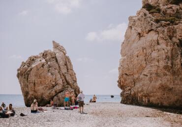Kuzey Kıbrıs gayrimenkul yatırımınızda takdir mi, yoksa kişisel kullanıma yönelik bir tatil evi mi? Kira Geliri: Eğer öncelikli hedefiniz Kuzey Kıbrıs'ta gayrimenkul yatırımınız yoluyla kira geliri elde etmekse, turist trafiğinin yoğun olduğu veya büyüyen yabancı topluluğun bulunduğu bölgelere öncelik verin. Yatırımınızın potansiyel getirisini anlamak için farklı bölgelerdeki ortalama kira getirilerini araştırın. Sermaye Takdiri: Kuzey Kıbrıs emlak piyasasında uzun vadeli sermaye kazancı arayan yatırımcılar için, devam eden geliştirme projeleri olan veya sınırlı arazi kullanılabilirliği olan alanları göz önünde bulundurun. İskele gibi gelecek vaat eden bölgeler veya Girne gibi sahil kenarında sınırlı mülkün bulunduğu alanlar uygun seçimler olabilir. Tatil Evi: Gayrimenkulü kişisel tatil amaçlı kullanmayı planlıyorsanız Kuzey Kıbrıs gayrimenkul yatırımınızda yaşam tarzı tercihlerinize uygun lokasyonlara öncelik verin. Girne veya İskele'deki sahil kenarındaki mülkler denize kolay erişim imkanı sunarken, Lapta doğanın ortasında huzurlu bir kaçış imkanı sunuyor. Kararınızı verirken olanaklara ve istediğiniz aktivitelere yakınlığı göz önünde bulundurun. Bütçe: Kuzey Kıbrıs'ta emlak fiyatları bölgeye, mülk tipine ve olanaklara yakınlığa bağlı olarak değişmektedir. Bütçenizi belirlerken gayrimenkul yatırımıyla ilgili yasal ücretler, vergiler ve bakım gibi ek maliyetleri de hesaba kattığınızdan emin olun. Yasal ve Düzenleyici Hususlar: Kuzey Kıbrıs'ın kendine özgü bir siyasi durumu vardır. Herhangi bir yatırım kararı vermeden önce yasal ve düzenleyici çerçeveyi anlamak için kapsamlı bir araştırma yapmak ve Kuzey Kıbrıs emlak konusunda uzmanlaşmış nitelikli bir avukata danışmak çok önemlidir. Kuzey Kıbrıs'taki Gayrimenkul Yatırımınız İçin Durum Tespiti Yapmak (H2) Kuzey Kıbrıs'taki gayrimenkul yatırımınızı tamamlamadan önce, kapsamlı bir durum tespiti yapmak önemlidir. İşte bazı önemli adımlar: Mülkü Araştırın: Yasal tapu, arazi mülkiyeti ve ödenmemiş borçlar veya kısıtlamalar dahil olmak üzere ayrıntılı bir mülk raporu edinin. Mülkün kayıtlı olduğundan ve yerel düzenlemelere uygun olduğundan emin olun. Saygın Bir Avukat Tutun: Kuzey Kıbrıs emlak konusunda uzmanlaşmış bir avukattan hukuki danışmanlık alın. Yasal süreç boyunca size rehberlik edebilir, uygun dokümantasyonu sağlayabilir ve olası endişelerinizi giderebilirler. Mülk Yönetimini Düşünün: Kira geliri elde etmeyi planlıyorsanız, profesyonel bir mülk yönetimi şirketiyle çalışmayı düşünün. Kiracı ilişkilerini, bakım sorunlarını ve kira tahsilatını yöneterek sizi günlük yönetim sorumluluklarından kurtarabilirler. Vergileri ve Devam Eden Maliyetleri Anlayın: Kuzey Kıbrıs'ta gayrimenkul sahibi olmakla ilgili emlak vergilerini, bakım ücretlerini ve diğer devam eden maliyetleri araştırın. Bu maliyetleri yatırım hesaplamalarınıza dahil edin. Sonuç: Kuzey Kıbrıs'ta Gayrimenkul Yatırımı Potansiyelinin Ortaya Çıkarılması (H2) Kuzey Kıbrıs, elverişli iklimi, gelişen turizm endüstrisi, gelişen ekonomisi ve karşılanabilirliği ile gayrimenkul yatırımcıları için ilgi çekici bir teklif sunmaktadır. Her bölgenin kendine özgü tekliflerini anlayıp bunları yatırım hedeflerinizle uyumlu hale getirerek Kuzey Kıbrıs'taki emlak yolculuğunuz için stratejik bir karar verebilirsiniz. Kapsamlı bir durum tespiti yapın, profesyonel tavsiye alın ve bu gelişen destinasyonun sahip olduğu potansiyeli benimseyin! Bu kapsamlı rehber, Kuzey Kıbrıs'taki gayrimenkul yatırımı araştırmalarınız için güçlü bir temel sağlar. Uluslararası yatırımlar konusunda uzmanlaşmış kalifiye bir mali müşavirle görüşmenin, özel koşullarınıza göre kişiselleştirilmiş rehberlik sunabileceğini unutmayın. Dikkatli planlama ve bilinçli karar verme ile Kuzey Kıbrıs emlak piyasasında sizi bekleyen heyecan verici olanakların kilidini açabilirsiniz.
