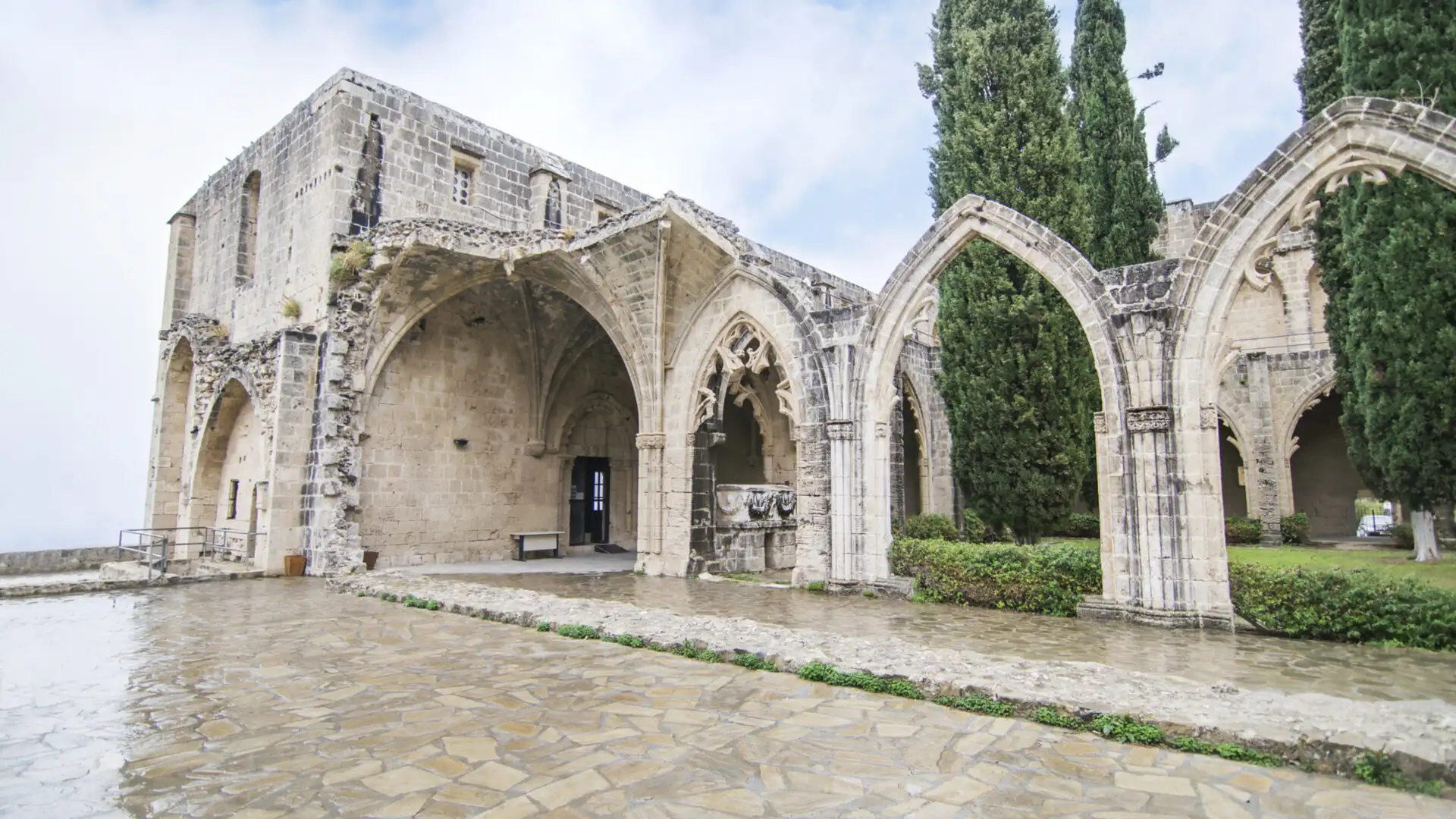 Girne'yi Keşfetmek: Bir Gezi Hazinesi Bellapais Manastırı