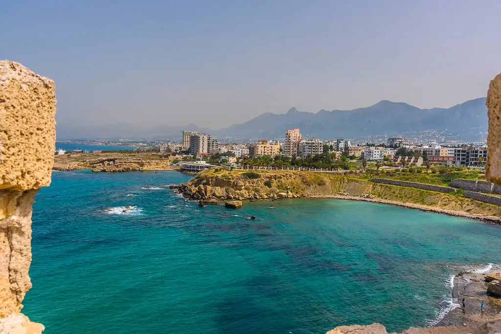 Girne'yi Keşfetmek: Bir Gezi Hazinesi Girne Plajları